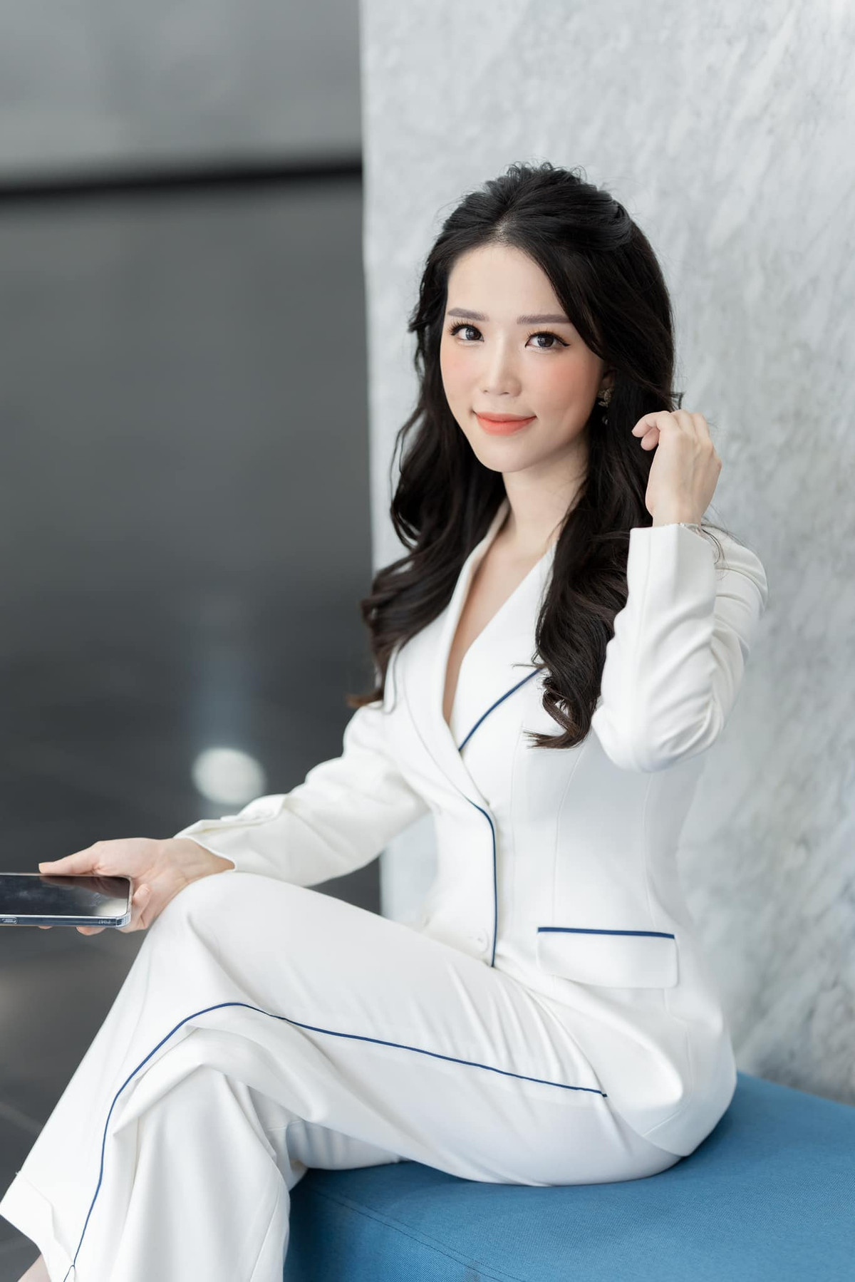 BTV Hải Yến VTV24 diện vest trắng thanh lịch, xinh đẹp.