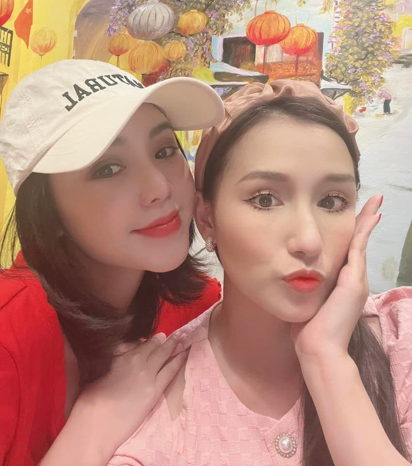 Bộ đôi diễn viên phim giờ vàng VTV Lã Thanh Huyền và Quỳnh Kool thân thiết ngoài đời thực.