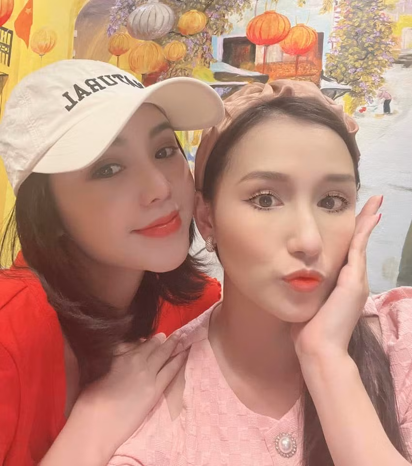 Bộ đôi diễn viên phim giờ vàng VTV Lã Thanh Huyền và Quỳnh Kool thân thiết ngoài đời thực.