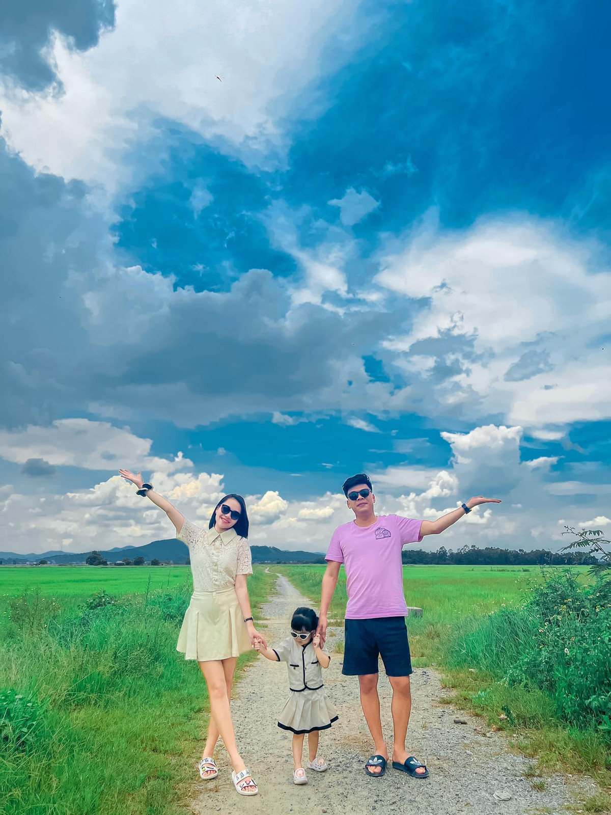 Diễn viên Trung Ruồi cùng vợ con về quê nghỉ lễ.