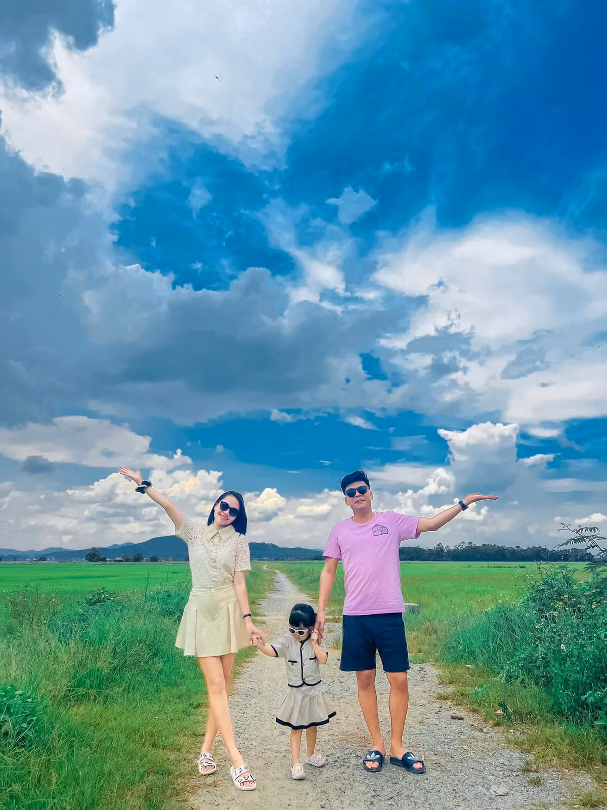 Diễn viên Trung Ruồi cùng vợ con về quê nghỉ lễ.