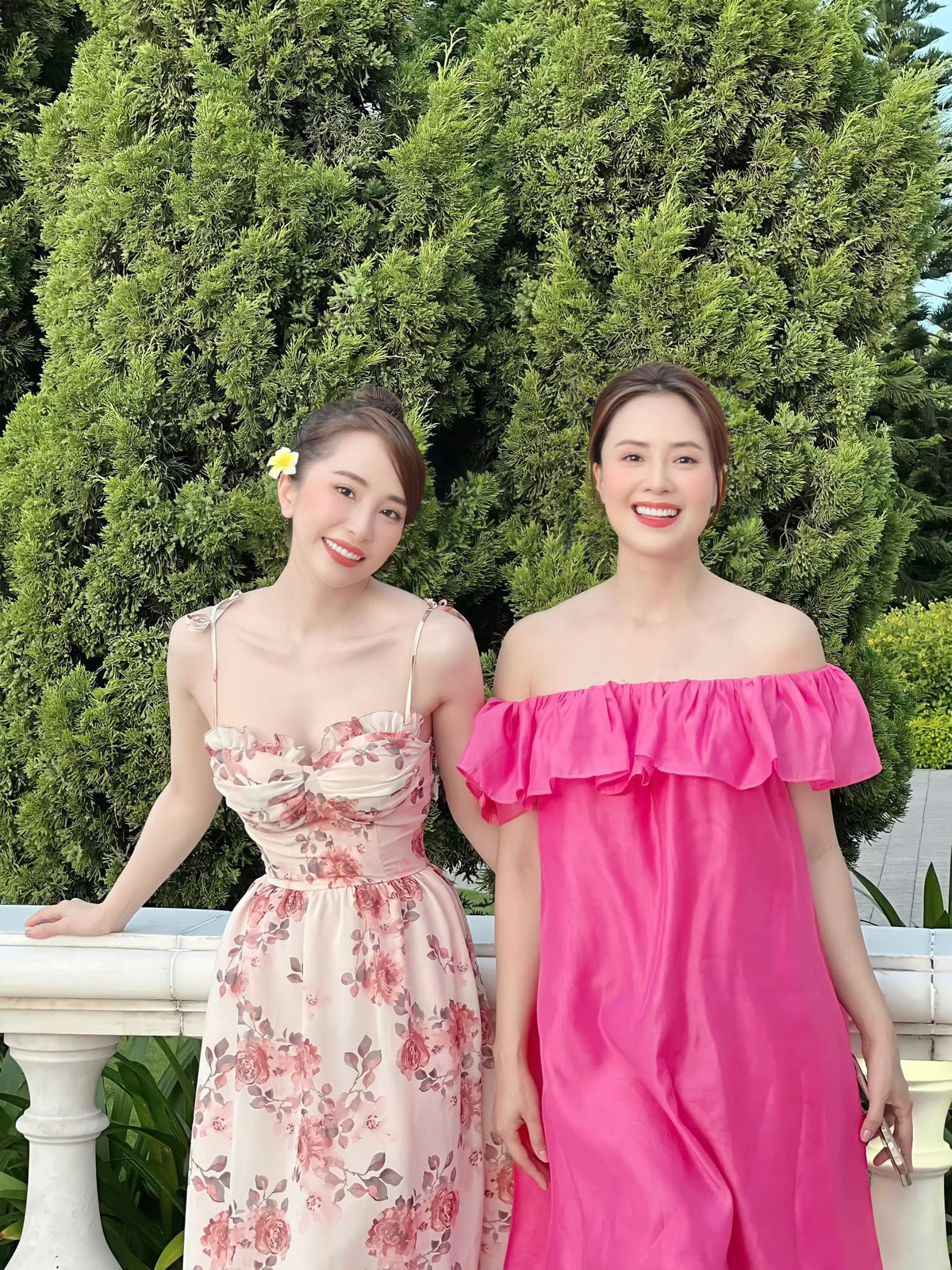 Diễn viên Quỳnh Nga đăng ảnh đẹp bên Hồng Diễm và viết: ''Chị em chúng tớ nghỉ lễ đây.Chúc mọi người có một kỳ nghỉ lễ vui vẻ bên gia đình nhá''.