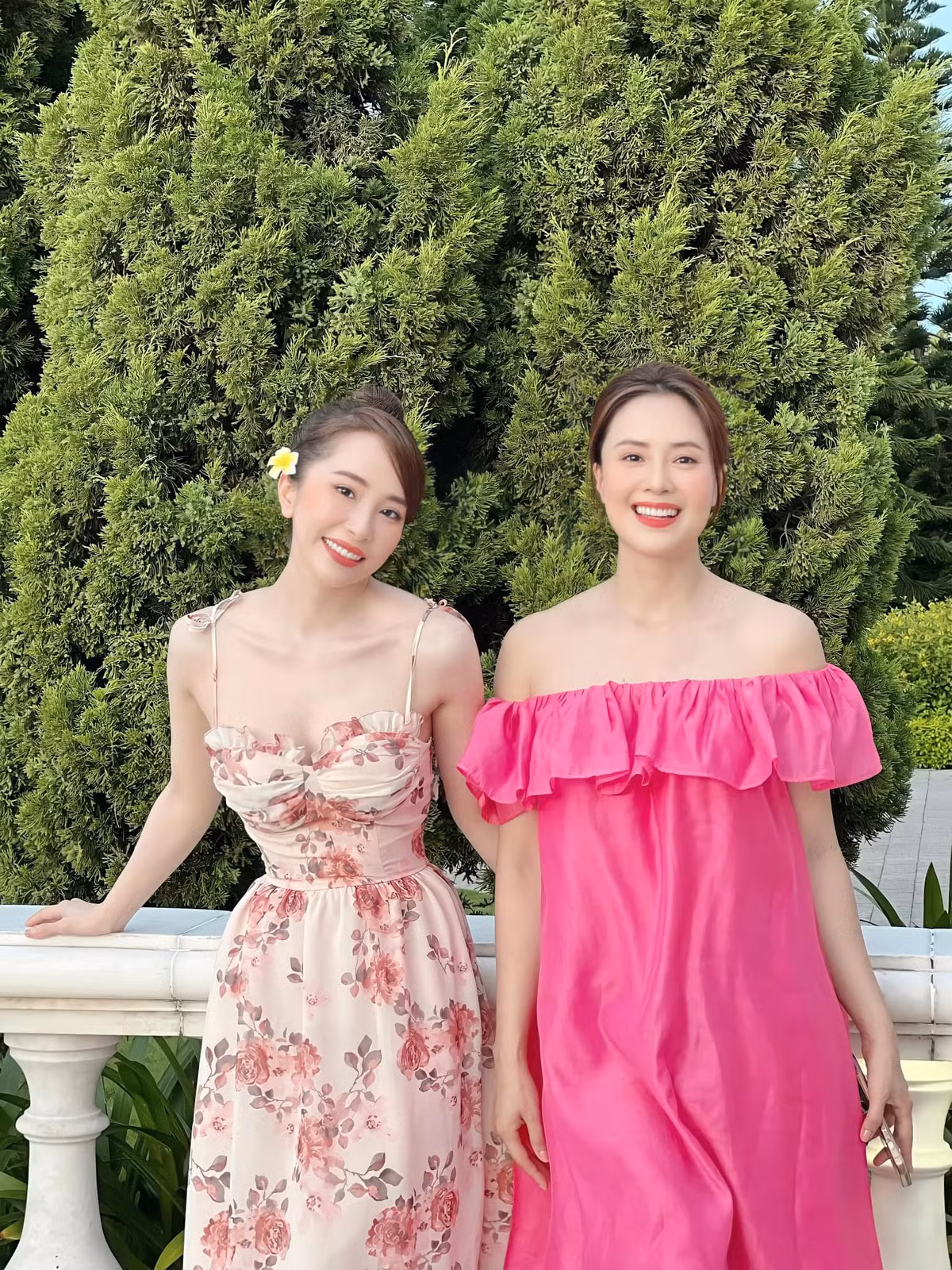 Diễn viên Quỳnh Nga đăng ảnh đẹp bên Hồng Diễm và viết: ''Chị em chúng tớ nghỉ lễ đây.Chúc mọi người có một kỳ nghỉ lễ vui vẻ bên gia đình nhá''.