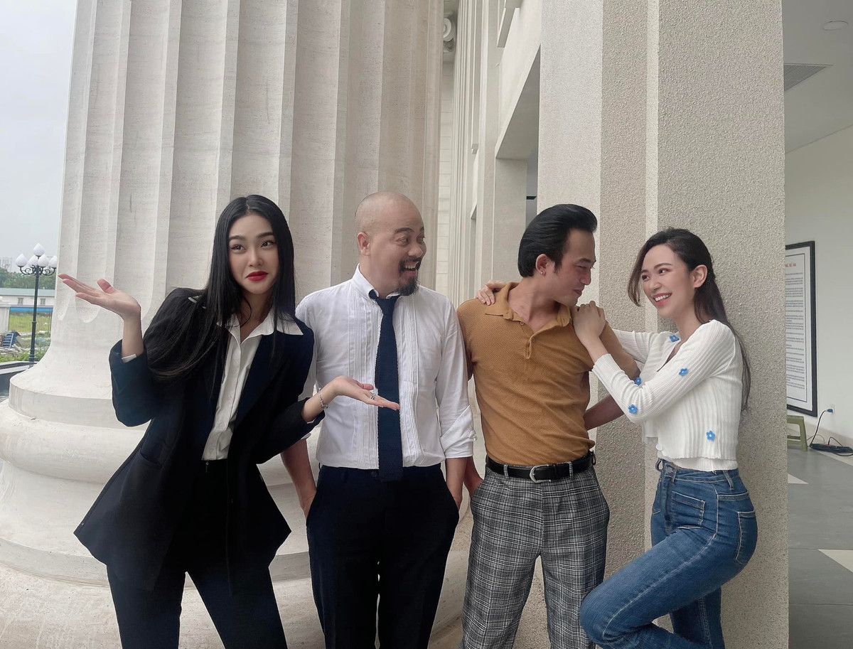 Kim Oanh tạo dáng chụp hình hài hước với Doãn Quốc Đam và đồng nghiệp.