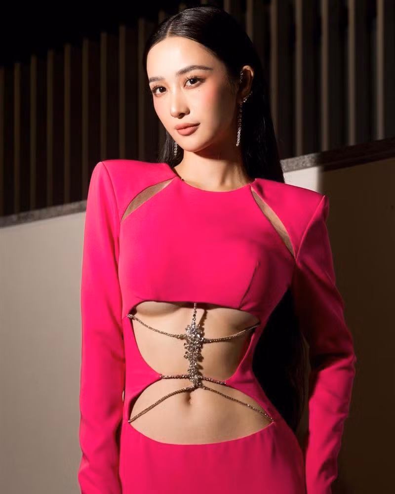 Bộ váy tông màu hồng mang lại cho Jun Vũ nét ngọt ngào nhưng không kém phần kiêu sa, gợi cảm.