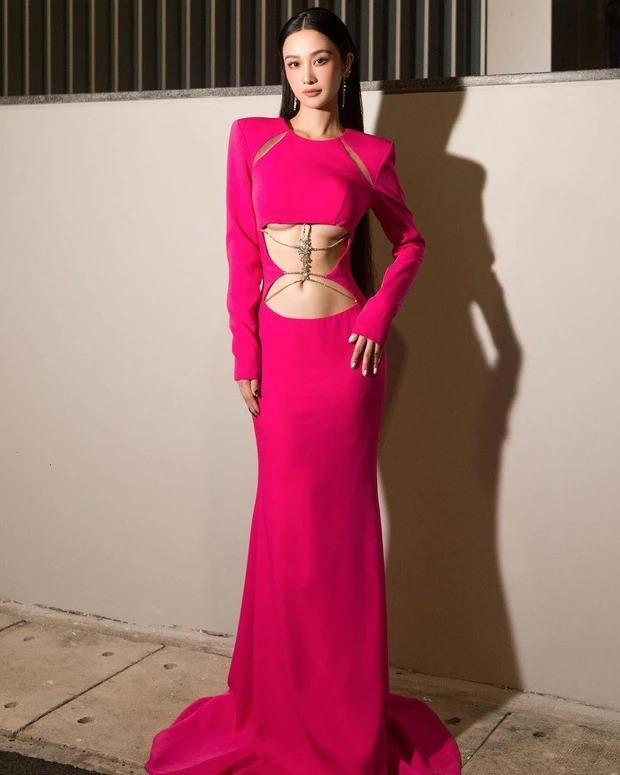 ham dự một sự kiện ở TP.HCM, nữ diễn viên Jun Vũ cũng khoe khéo điểm vàng hình thể là vòng 1 trùng tu trong chiếc đầm nửa kín nửa hở này.