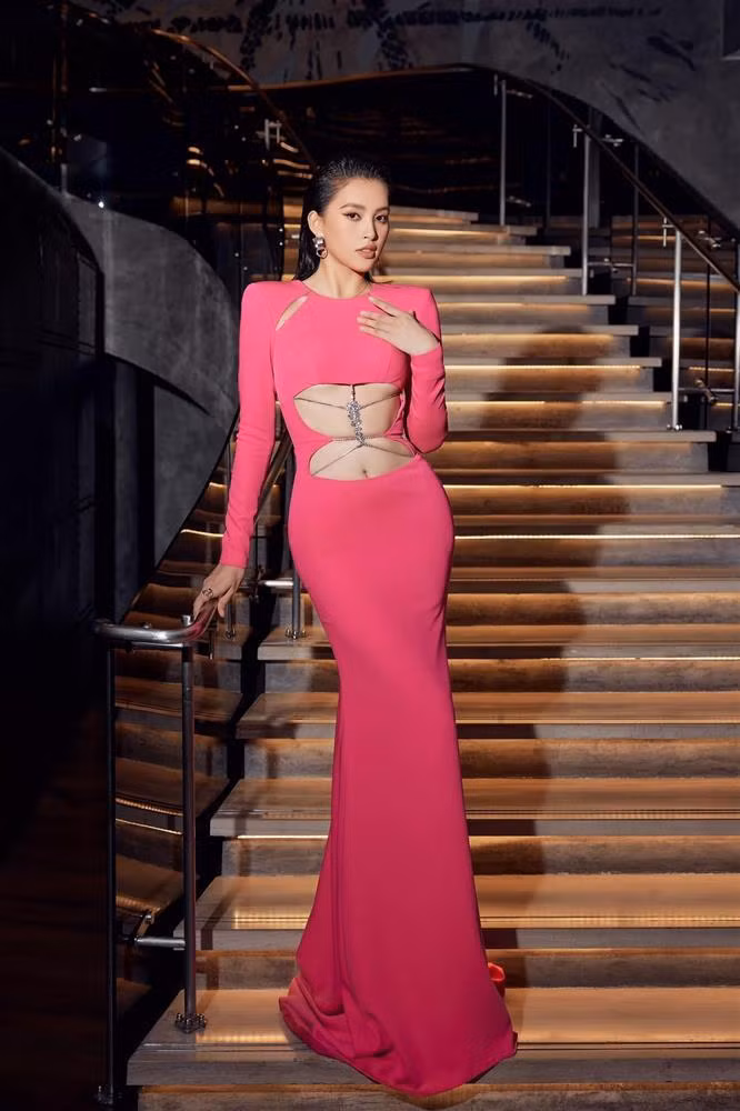 Thiết kế cũng từng được Hoa hậu Tiểu Vy mặc tới một buổi lễ trao giải thời trang.
