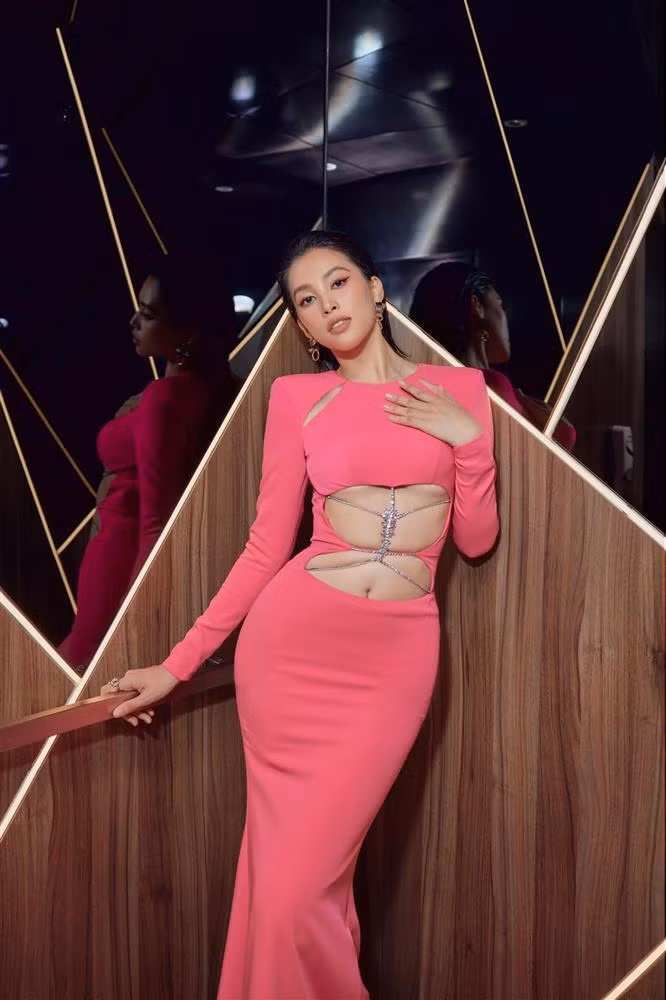 Sở hữu chiều cao ấn tượng và những số đo vòng nào ra vòng nấy nên Hoa hậu Việt Nam 2018 không ngần ngại thử nghiệm những phong cách cut-out kén người mặc.