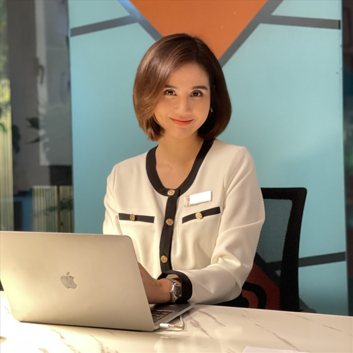 Mái tóc ngắn là một điểm đặc trưng khiến khán giả luôn nhớ về Huyền Lizzie với vai diễn để đời trong bộ phim ăn khách Thương Ngày Nắng Về. 