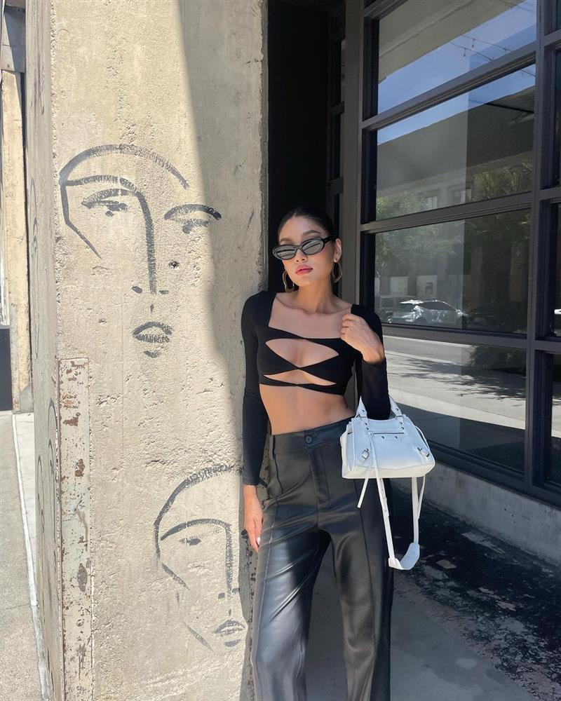 hong cách này từng được Á hậu Thảo Nhi Lê lăng-xê nhiệt tình khi ở trời Tây. Trong lần oanh tạc New York Fashion Week này, người đẹp chẳng ngại trưng diện những bộ cánh khó nhằn nhất để gây chú ý.