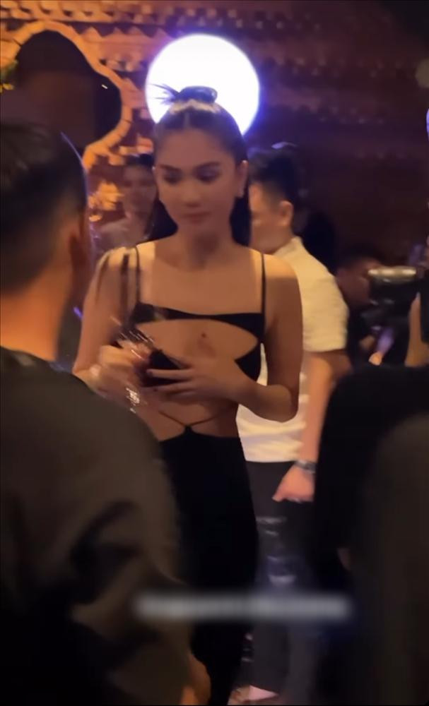 hiếc đầm mỏng manh lại không diện bra không chỉ gây khó dễ cho mẫu nội y trong việc sợ hớ hênh mà vòng 1 cũng trở nên khiêm tốn hơn.