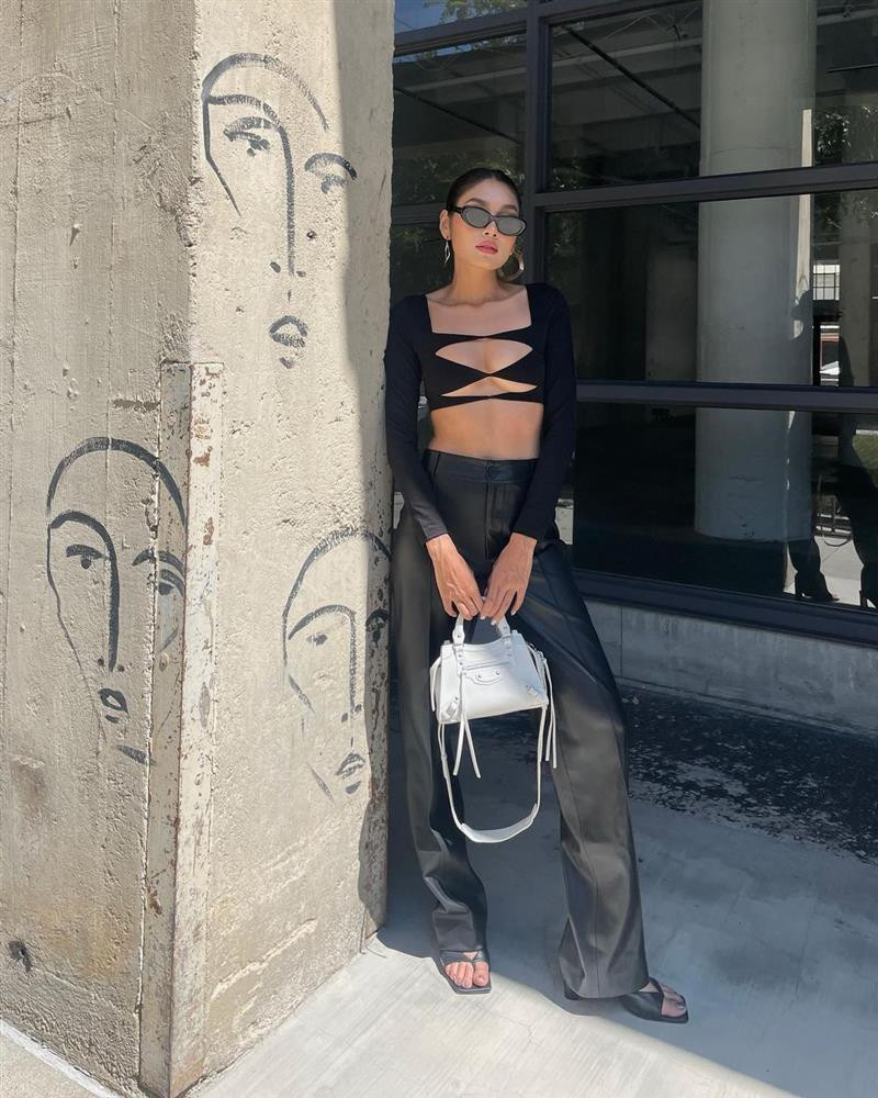 ở hữu số đo 3 vòng chuẩn 88 - 65 - 92 nên cô nàng tự tin "cân đẹp" outfit này.