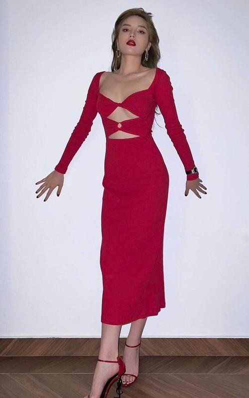 ũng là khoét ngực nhưng Hoa hậu Việt Nam 2014 lại gợi cảm vừa đủ, khoảng hở chỉ lấp ló lộ chân ngực và khai thác vòng eo thon thả.