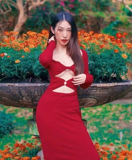 Khổng Tú Quỳnh cũng ưu ái chiếc đầm đỏ này để khoe dáng bốc lửa, rời xa hình ảnh "cô bé dâu tây" dễ thương ngày nào.