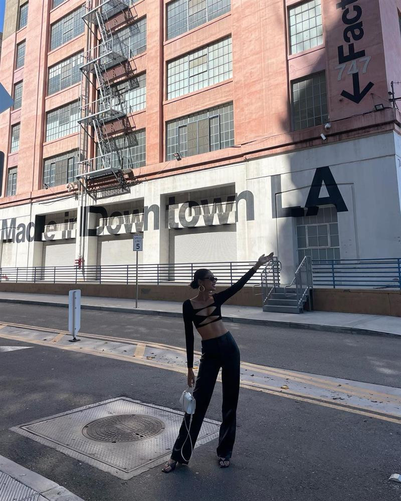 hay vì diện váy thì Thảo Nhi lựa chọn dáng áo croptop cut-out phối cùng quần da ống suông sành điệu và túi xách màu trắng.