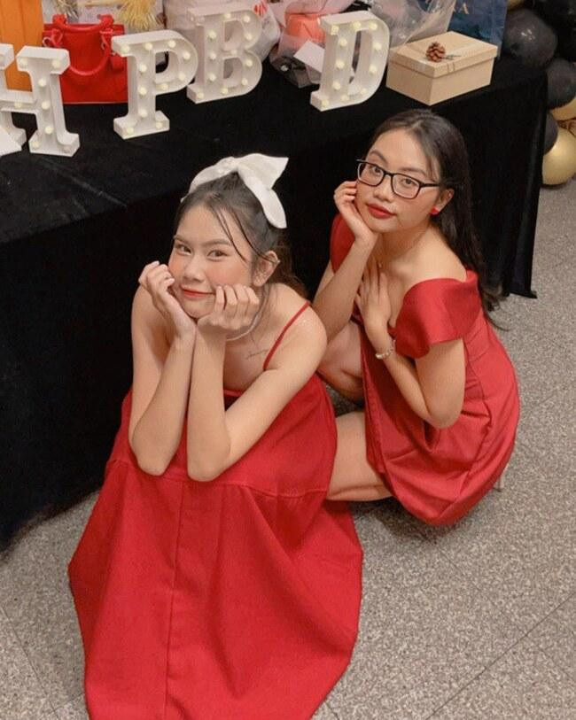 hương Mỹ Chi che chắn một cách tinh tế khi gặp góc máy chụp từ trên cao xuống.