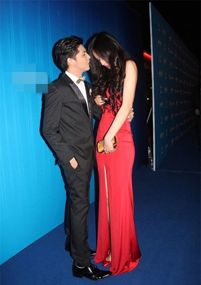 ai Phương Thúy cũng phải nhờ sự giúp đỡ của Noo Phước Thịnh vì chiếc váy khoét ngực quá sâu.