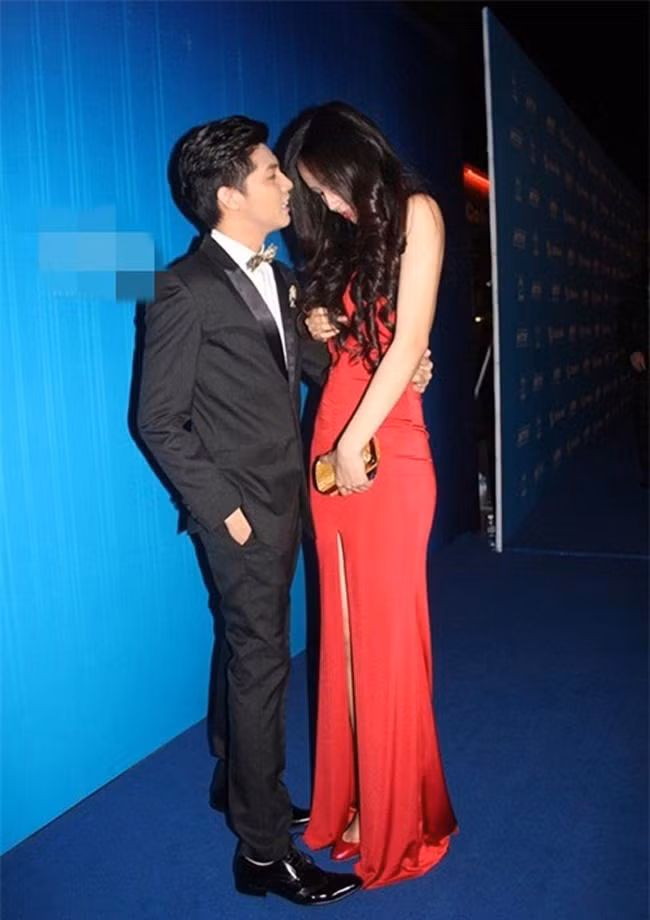 Mai Phương Thúy cũng phải nhờ sự giúp đỡ của Noo Phước Thịnh vì chiếc váy khoét ngực quá sâu.