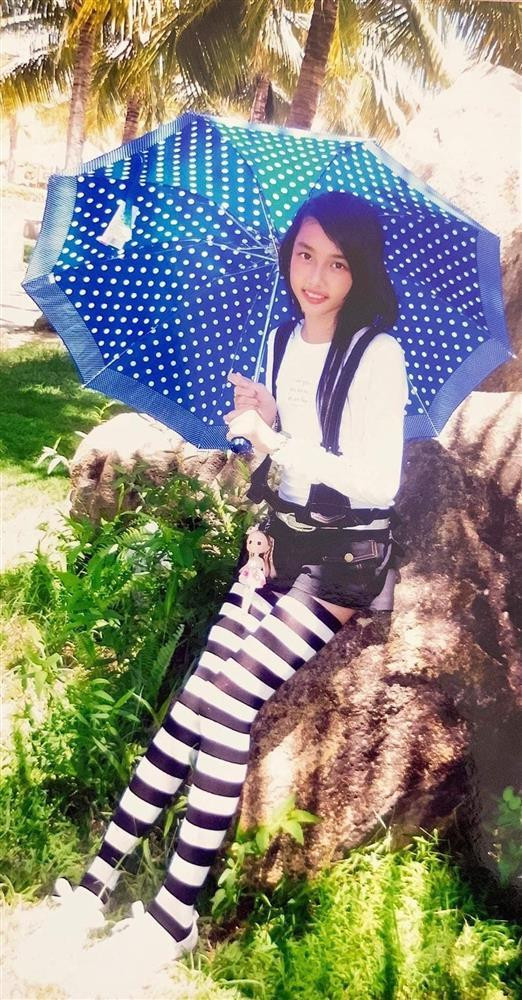 Có thể thấy Thùy Tiên từ nhỏ đã sở hữu đôi chân thon dài ấn tượng. Chưa kể gu thời trang cũng cực kì ăn chơi và bắt mắt chứng tỏ nàng Hậu đã biết "làm đỏm" từ nhỏ. 