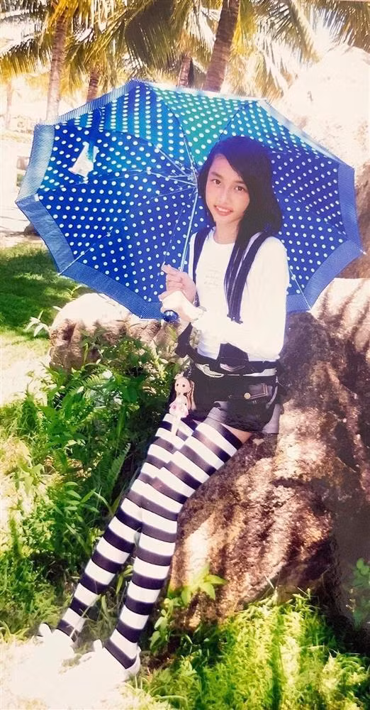 Có thể thấy Thùy Tiên từ nhỏ đã sở hữu đôi chân thon dài ấn tượng. Chưa kể gu thời trang cũng cực kì ăn chơi và bắt mắt chứng tỏ nàng Hậu đã biết "làm đỏm" từ nhỏ. 