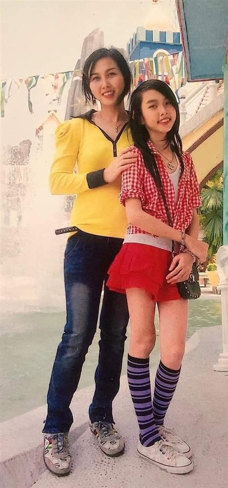 Sự khác biệt lớn nhất của Thùy Tiên so với bây giờ chính là hàm răng. Thuở nhỏ, Thùy Tiên sẽ hữu hàm răng khấp khểnh, thấy rõ nhất khi cười.