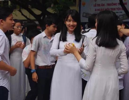 huyết điểm hàm răng đã theo cô từ bé. Bù lại, cô nàng sở hữu chiều cao nổi bật, thể hiện rõ khi đứng cạnh các bạn.