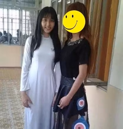 Trước đây, Thùy Tiên đã từng bị soi nhược điểm chí mạng là hàm răng kém đẹp trong loạt ảnh bị khai quật thời đi học.