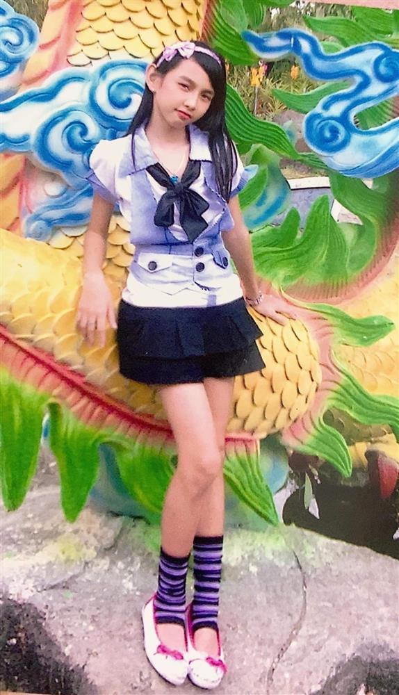 hùy Tiên khiến nhiều người thích thú trước hình ảnh thời "trẻ trâu". Cô nàng để tóc sư tử, mái chéo và style ăn mặc màu mè hết cỡ. Gu thời trang dù hơi "khó coi" ở hiện tại nhưng ở thời điểm bấy giờ lại được coi là hợp mốt.