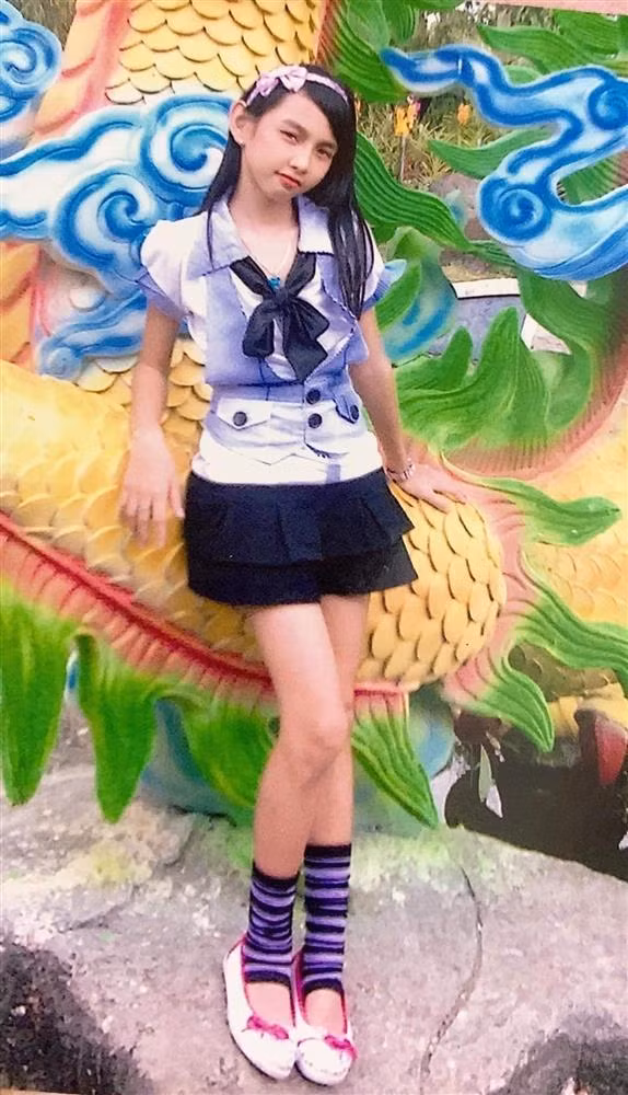 Thùy Tiên khiến nhiều người thích thú trước hình ảnh thời "trẻ trâu". Cô nàng để tóc sư tử, mái chéo và style ăn mặc màu mè hết cỡ. Gu thời trang dù hơi "khó coi" ở hiện tại nhưng ở thời điểm bấy giờ lại được coi là hợp mốt.