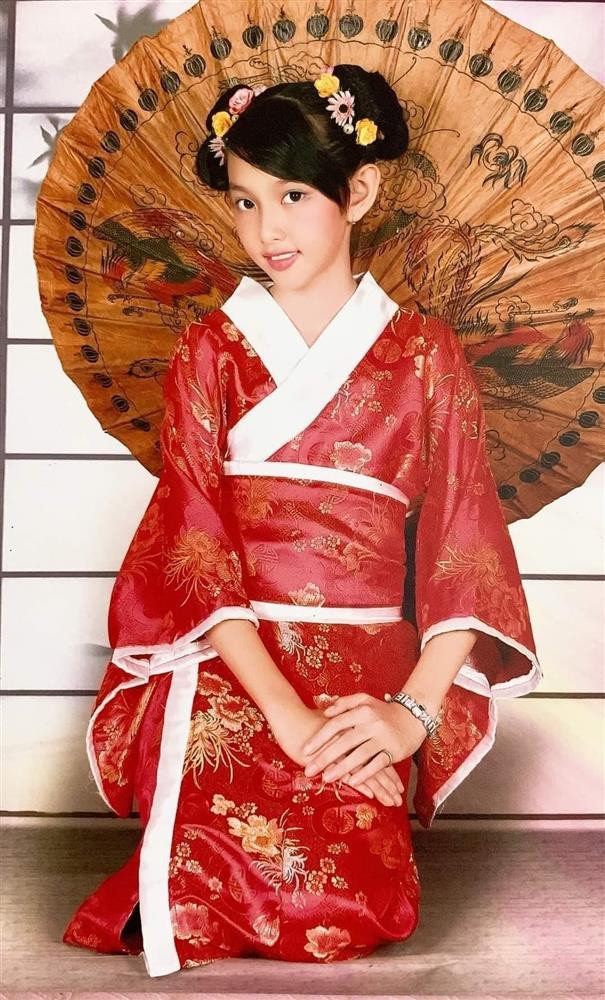 Mới đây, cư dân mạng xôn xao truyền tay nhau những tấm hình hiếm thời "trẻ trâu" của Miss Grand Thùy Tiên. Trong loạt ảnh bị "đào mộ", dù sở hữu gương mặt non choẹt và không cần phấn son, Thùy Tiên vẫn đủ nổi bật. Mọi đường nét trên khuôn mặt Thùy Tiên đều không khác hiện tại là bao, đặc biệt là chiếc mũi cao.