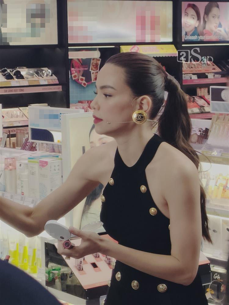 Nhìn ngắm những hình ảnh của Hồ Ngọc Hà, khó có thể nhận ra dấu hiệu mẹ bỉm sữa ở cô.