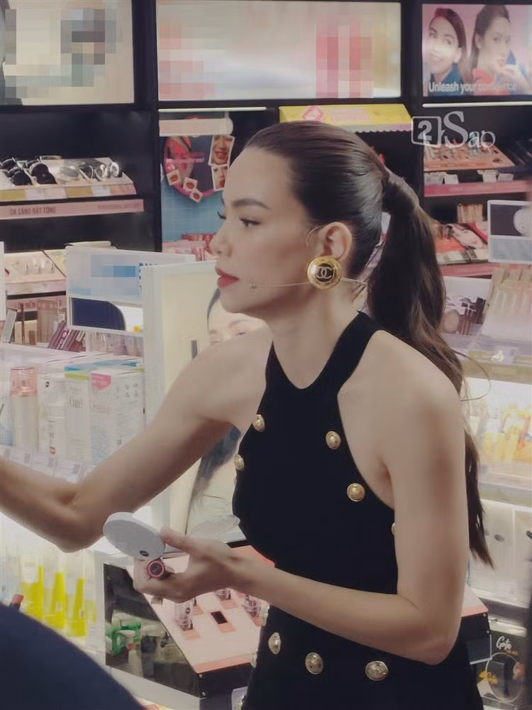 Nhìn ngắm những hình ảnh của Hồ Ngọc Hà, khó có thể nhận ra dấu hiệu mẹ bỉm sữa ở cô.