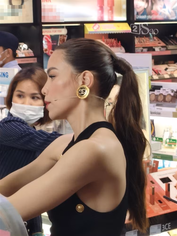 Những bức ảnh chụp vội, không qua chỉnh sửa vẫn không thể làm lù mờ nhan sắc nữ ca sĩ.