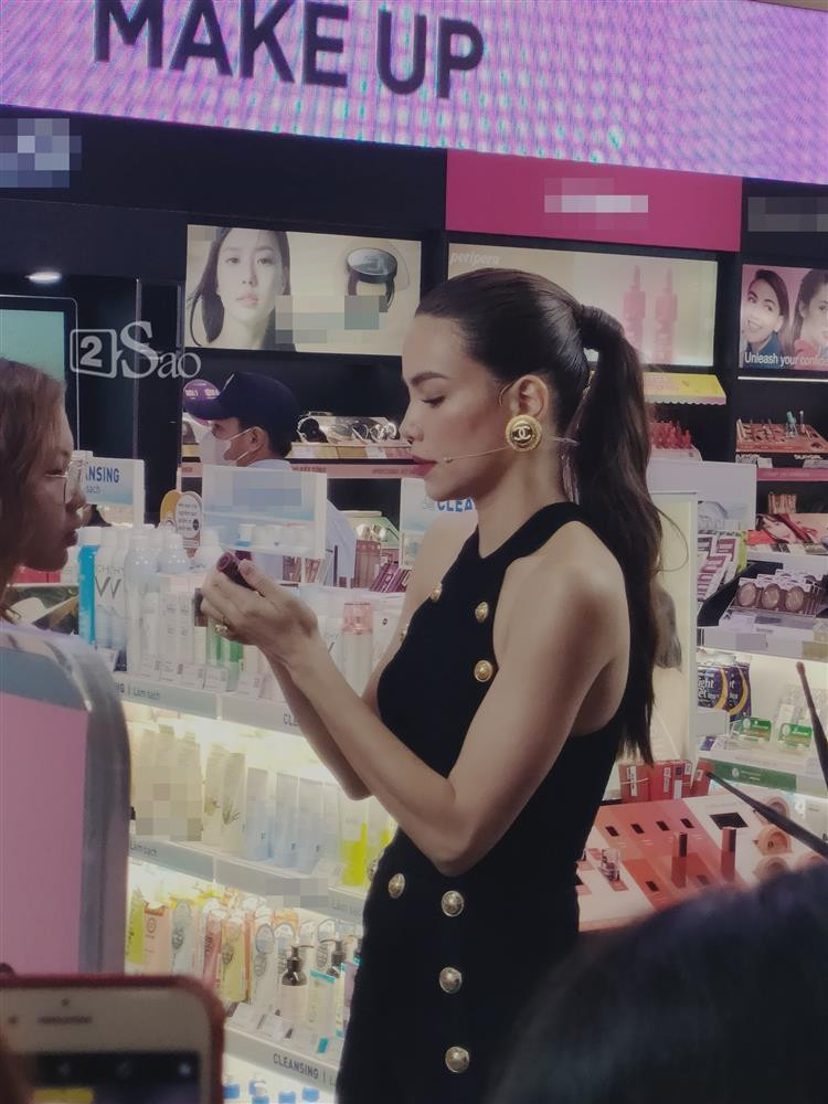 Để giữ được sắc vóc như hiện tại, ngoài chăm chỉ tập luyện, nữ ca sĩ cũng phải ăn uống khoa học, hạn chế tinh bột và chất béo.