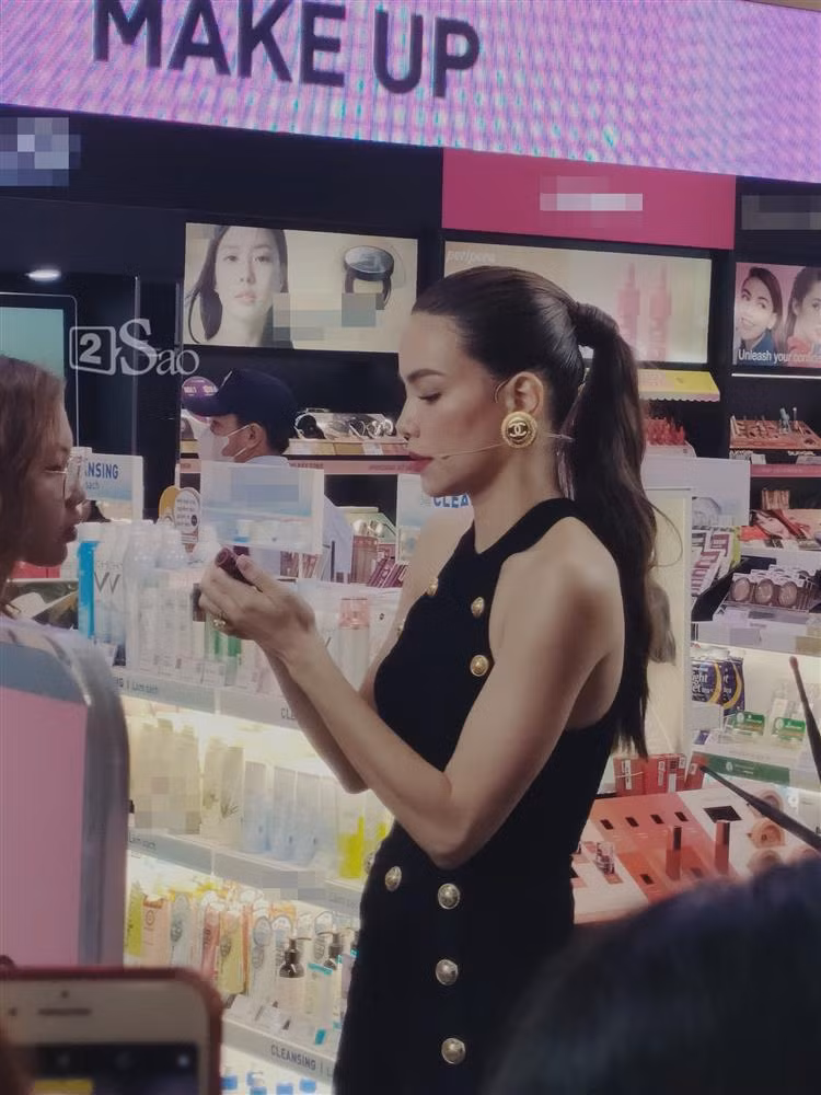 Để giữ được sắc vóc như hiện tại, ngoài chăm chỉ tập luyện, nữ ca sĩ cũng phải ăn uống khoa học, hạn chế tinh bột và chất béo.