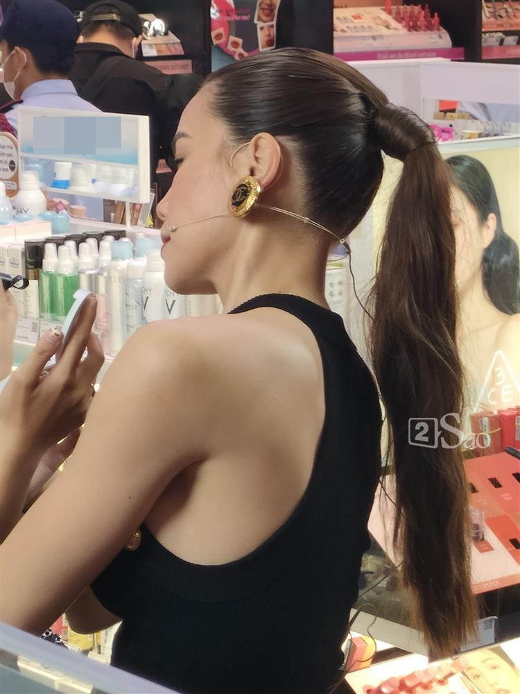 Dù đã 38 tuổi và qua 2 lần sinh nở, Hồ Ngọc Hà vẫn giữ được thân hình mảnh mai, gợi cảm.