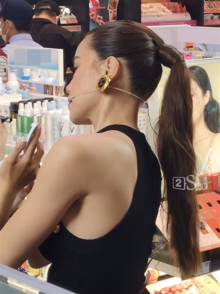 Dù đã 38 tuổi và qua 2 lần sinh nở, Hồ Ngọc Hà vẫn giữ được thân hình mảnh mai, gợi cảm.