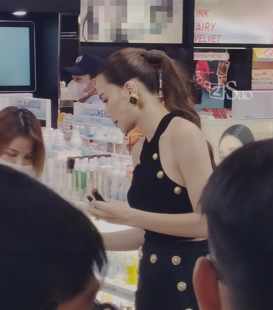 Thêm những hình ảnh người tình Kim Lý giữa chốn đông người.