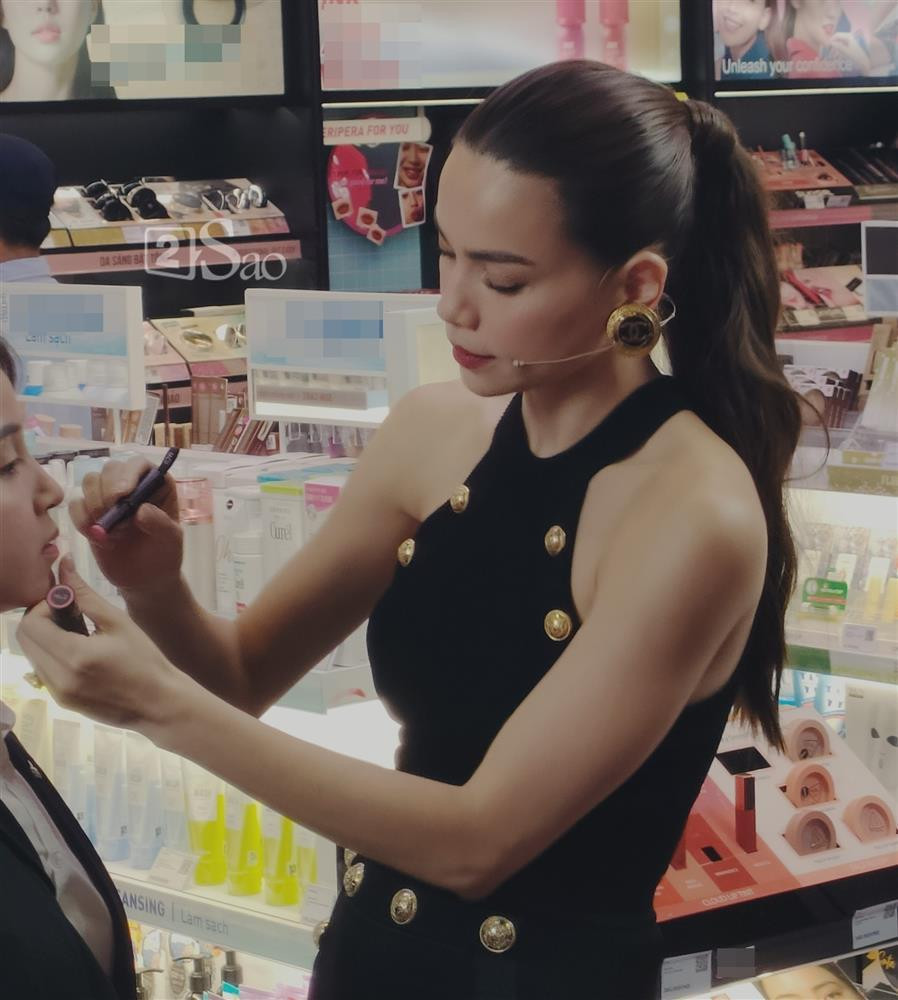 Sắc vóc nổi bật giữa nơi công cộng của mẹ Lisa - Leon.