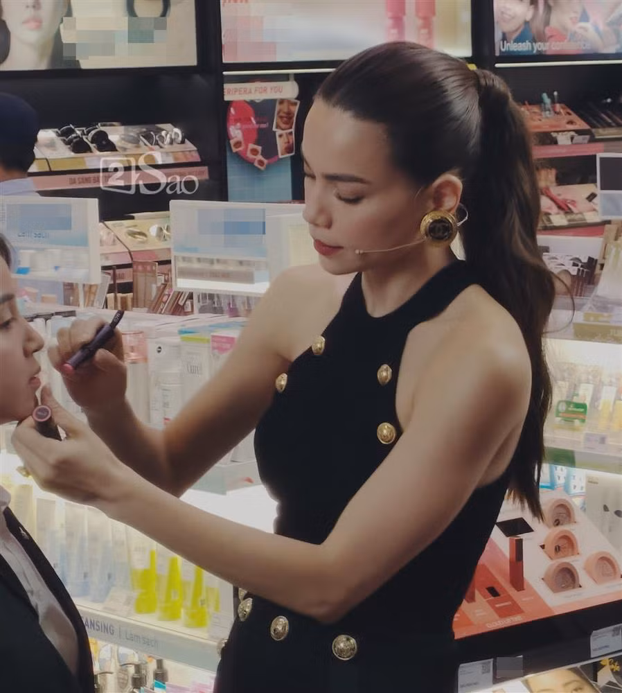 Sắc vóc nổi bật giữa nơi công cộng của mẹ Lisa - Leon.