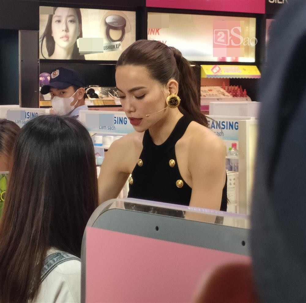 Có thể thấy Hồ Ngọc Hà nổi bật giữa những gian hàng với chiều cao 1m72 và nhan sắc rực rỡ.