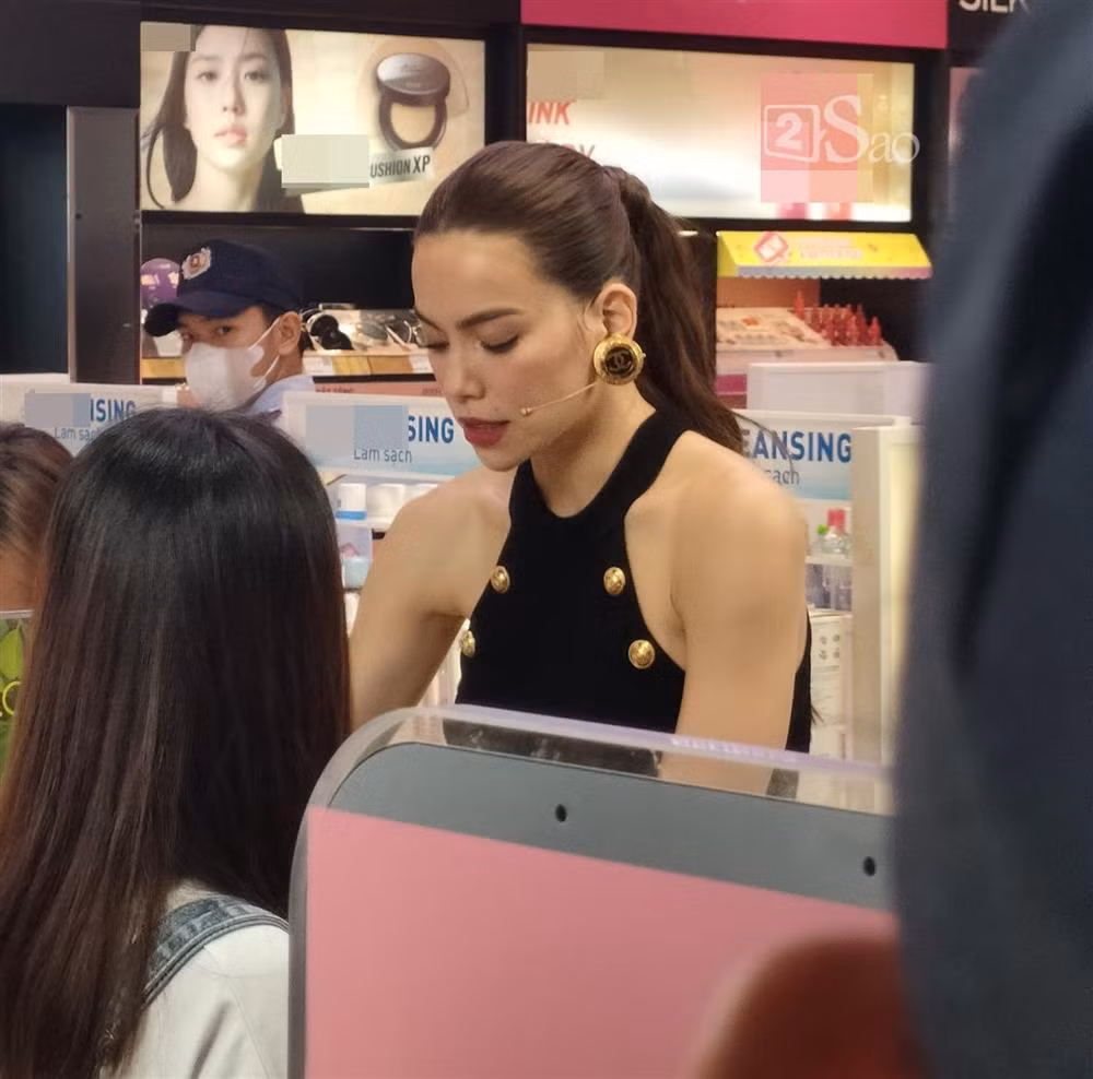 Có thể thấy Hồ Ngọc Hà nổi bật giữa những gian hàng với chiều cao 1m72 và nhan sắc rực rỡ.