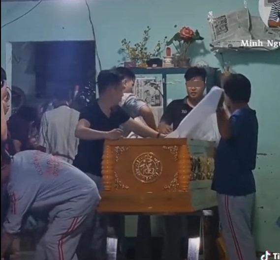 hoảnh khắc nhập quan.