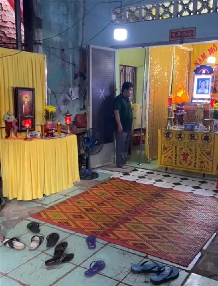 hông khí u buồn trong tang lễ cố người mẫu (Ảnh: Mạnh Hùng TV).