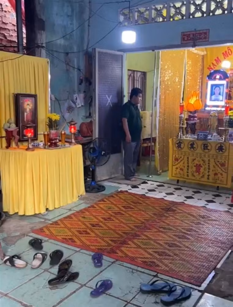 Không khí u buồn trong tang lễ cố người mẫu (Ảnh: Mạnh Hùng TV).