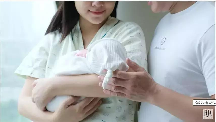 ên cạnh đó, cô cũng hé lộ những hình ảnh hiếm hoi của bạn trai. Dù giấu mặt nhưng qua cách chăm sóc của anh dành cho nữ ca sĩ có thể cảm nhận tình yêu và sự cưng chiều rất mực khó ai bì.