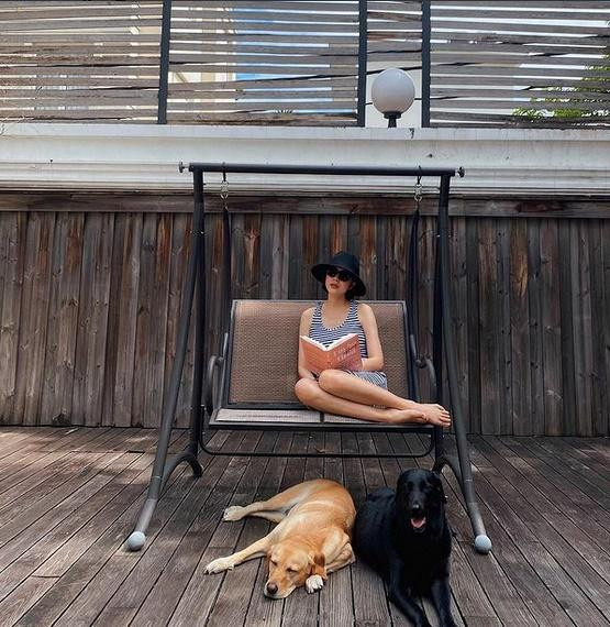 uốt thời gian bầu bí lần 3, Hà Tăng chụp ảnh đều khéo léo che bụng mà không ai hay.