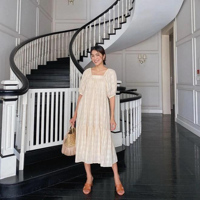 n mặc đơn giản, tô son điểm phấn nhẹ nhàng vẫn khoe visual xinh đẹp, thời gian dường như cũng bỏ quên Hà Tăng.