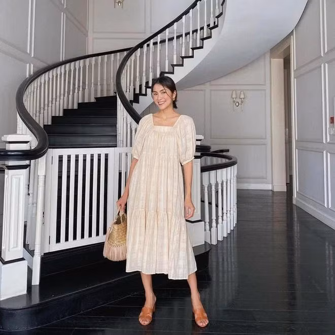 Ăn mặc đơn giản, tô son điểm phấn nhẹ nhàng vẫn khoe visual xinh đẹp, thời gian dường như cũng bỏ quên Hà Tăng.