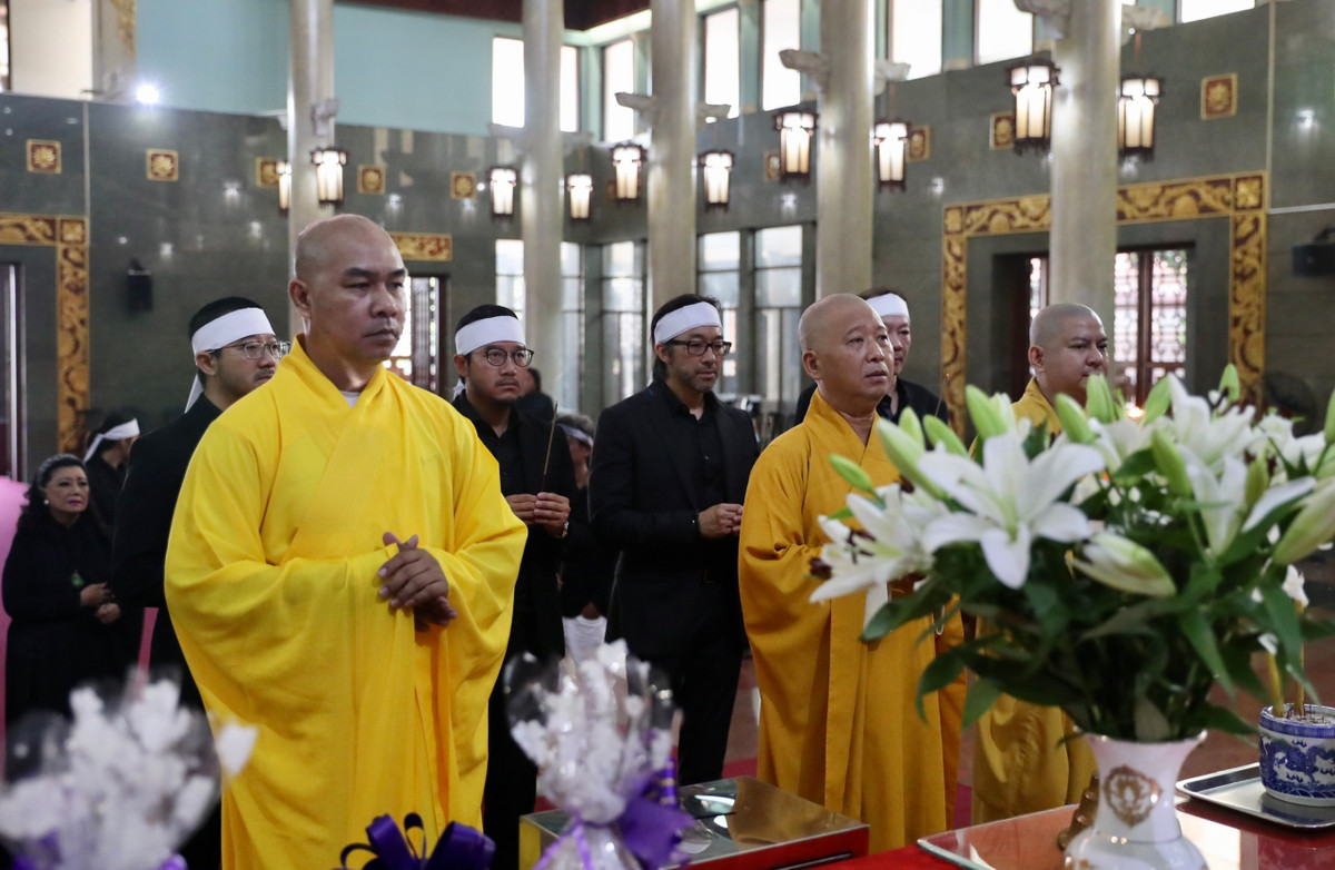 Các con túc trực bên lễ tang của diễn viên Thẩm Thúy Hằng. Minh tinh Người đẹp Bình Dương trút hơi thở cuối cùng ở tuổi 83 vì tuổi cao sức yếu. Bà ra đi thanh thản trong vòng tay của các cháu. Những ngày cuối đời, diễn viên ẩn cư, ăn chay và làm từ thiện. Anh Quốc - con trai út của NSƯT Thẩm Thúy Hằng - nói với Zing bà mất khi nhiều dự định về việc từ thiện còn dở dang.